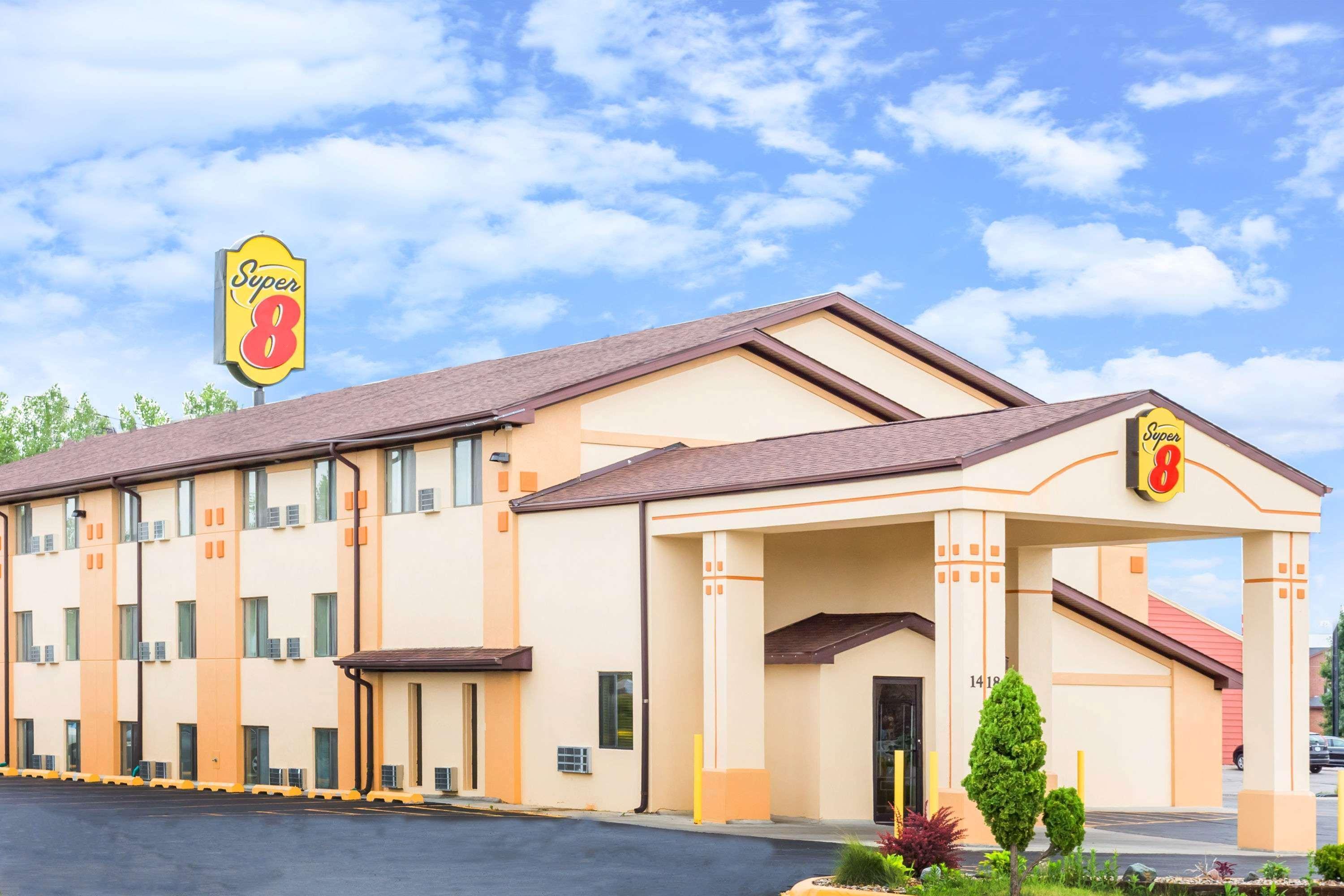 Super 8 By Wyndham Ames Hotel Exterior foto